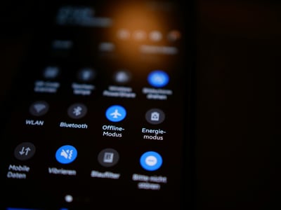 Mobile Tip: How to Switch Your Phone Between Light and Dark Backgrounds
